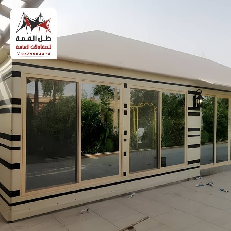 بيوت شعر بواجهة زجاجية حديثة