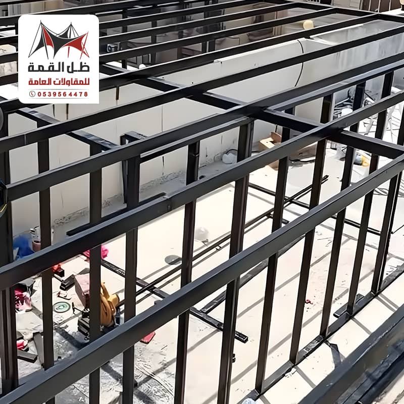 فريق عمل مؤسسة ظل القمة اثناء تنفيذ ملاحق ساندوتش بانل